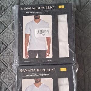 Banana Republic Essential White V-Neck T-Shirt 3 In-Pack/ 2 PACKS👀👀👀